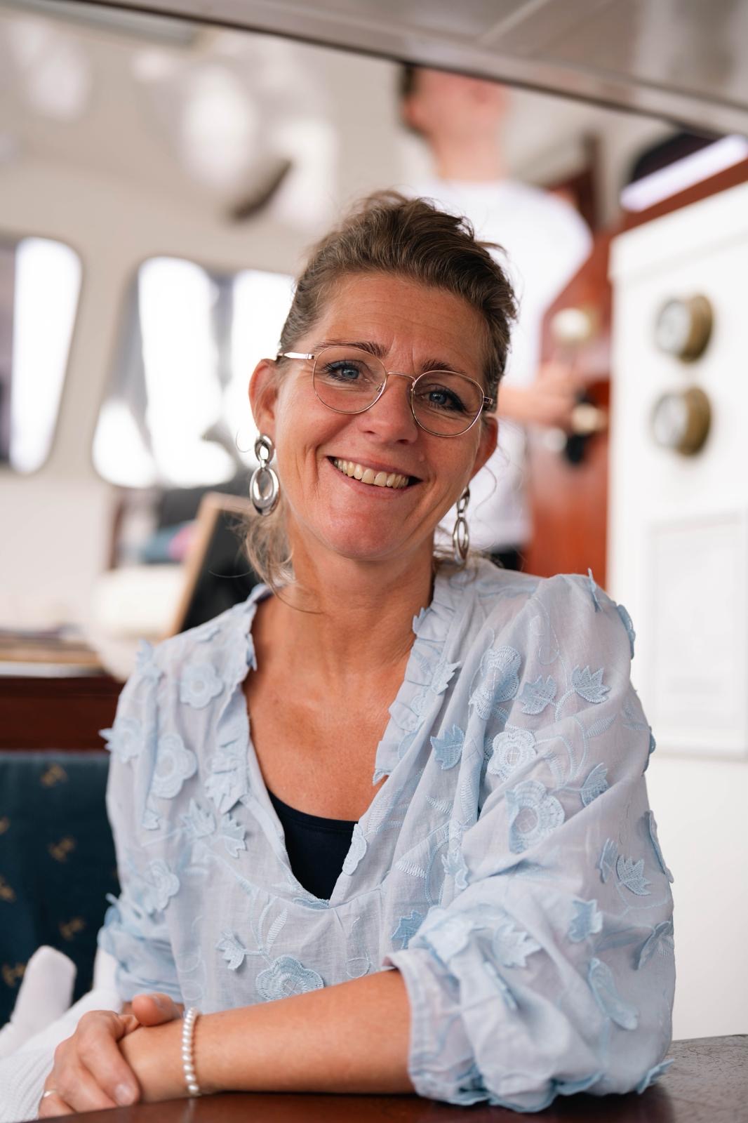 Margreet Wiersma, lachend aan tafel